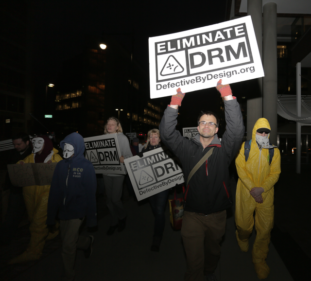 Protesto contra DRM no HTML, no encontro da W3C em Março de 2016