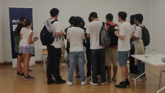 Foto de 14 estudantes a pedir informações na banca da ANSOL durante o ENEI
